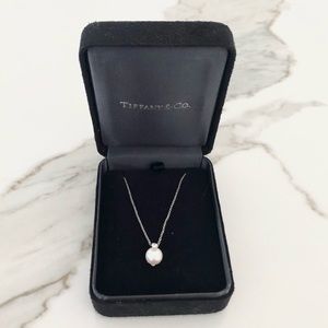 18K Gold Tiffany & Co Signature Pearl Pendant